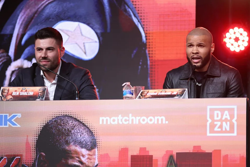 يوبانك جونيور مع مروجه بن شالوم قبل المعركة الأولى ضد بن (غيتي إيماجز)