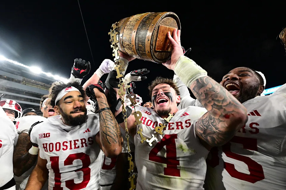 28 نوفمبر 2025؛ غرب لافاييت، إنديانا، الولايات المتحدة الأمريكية؛ احتفل لاعب خط الوسط في إنديانا هوسيرز إيدن فيشر (4)، ومتلقي إنديانا هوسيرز الواسع إيليا سارات (13) ورجل خط الدفاع إنديانا هوسيرز تيريك تاكر (95) بكأس أولد أوكن باكيت بعد المباراة ضد فريق بوردو بويلر ميكرز في ملعب روس-آدي. الائتمان الإلزامي: صور مارك ليبريك-إيماجن