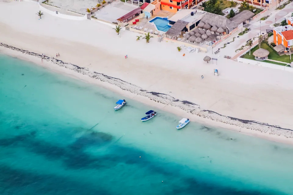 بويرتو موريلوس، في كوينتانا رو، هي قرية صيد هادئة في منطقة البحر الكاريبي المكسيكية، وتشتهر بشعابها المرجانية وشواطئها الهادئة وأجواءها المريحة، وهي مثالية للتواصل مع الطبيعة.