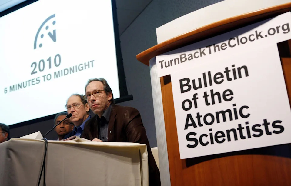 لورانس كراوس، الرئيس المشارك لنشرة علماء الذرة، يظهر في مؤتمر صحفي في نيويورك، 14 يناير 2010.