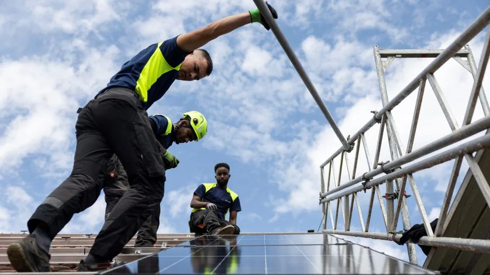 عمال يقومون بتركيب الألواح الشمسية بالقرب من ماربورغ، في غرب ألمانيا، في 6 أغسطس 2025. - Hannes P. Albert/AFP/Getty Images