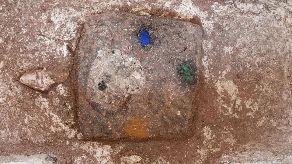 تم العثور على أصباغ ملونة، يُعتقد أنها تمثل الشمال والجنوب والشرق والغرب، في مخبأ صليبي الشكل في وسط النصب التذكاري. - مشروع أوسوماسينتا الأثري الأوسط