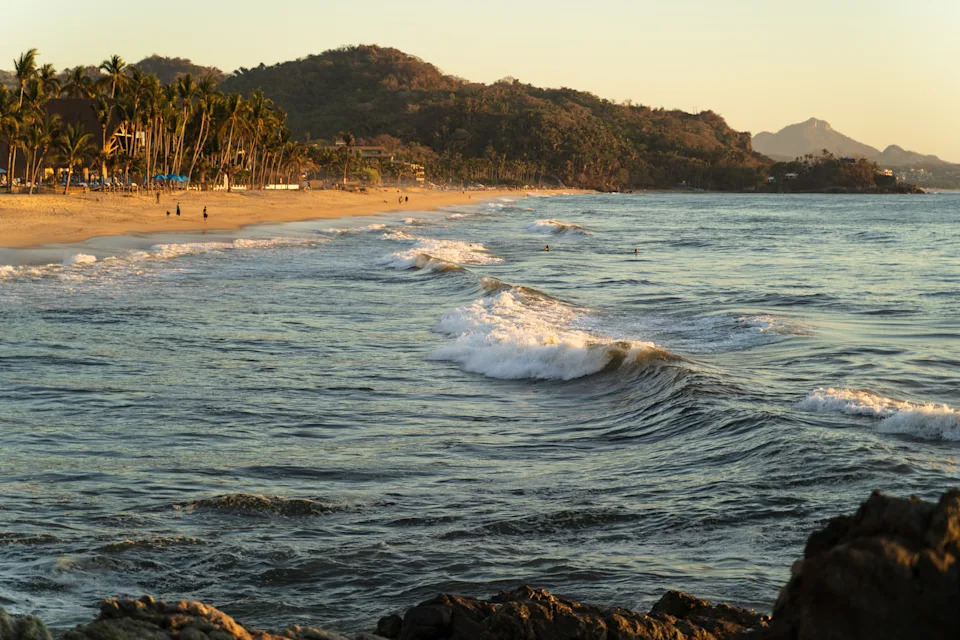 موجات قادمة من المحيط في سان بانشو بالمكسيك مع بدء غروب الشمس