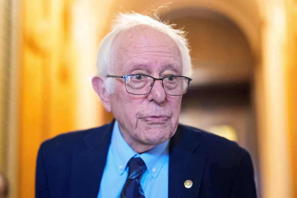 السناتور بيرني ساندرز (I-VT) يتحدث إلى الصحفيين خارج قاعة مجلس الشيوخ في مبنى الكابيتول الأمريكي في 8 نوفمبر 2025 في واشنطن العاصمة. يصادف اليوم مرور 39 يومًا على إغلاق الحكومة، وهو الأطول في تاريخ الولايات المتحدة.