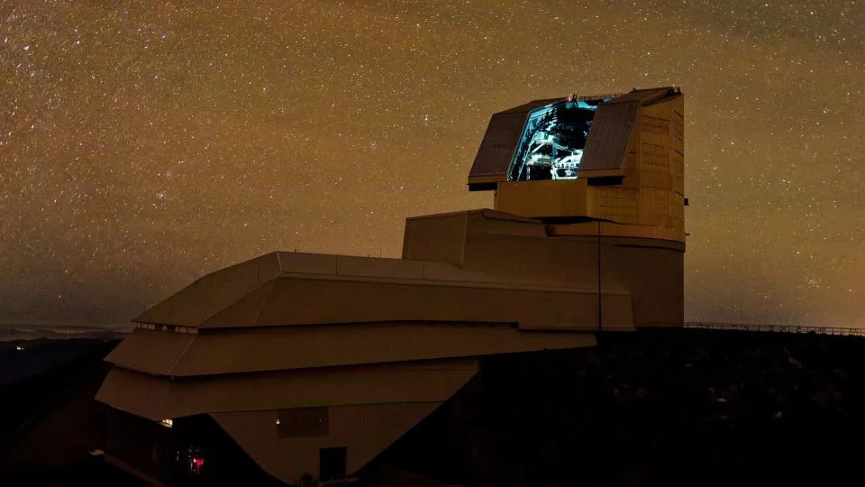 تبهر سماء الليل فوق مرصد Vera C. Rubin في سيرو باتشون، تشيلي في 8 يونيو. ابتداءً من أوائل عام 2026، سيعمل المسح التراثي للمكان والزمان الذي أجراه المرصد على مدار عقد من الزمن على إنشاء سجل فاصل زمني واسع للغاية وعالي الدقة للكون. - مرصد فيرا روبين/ نشرة/ وكالة الأناضول/ غيتي إيماجز
