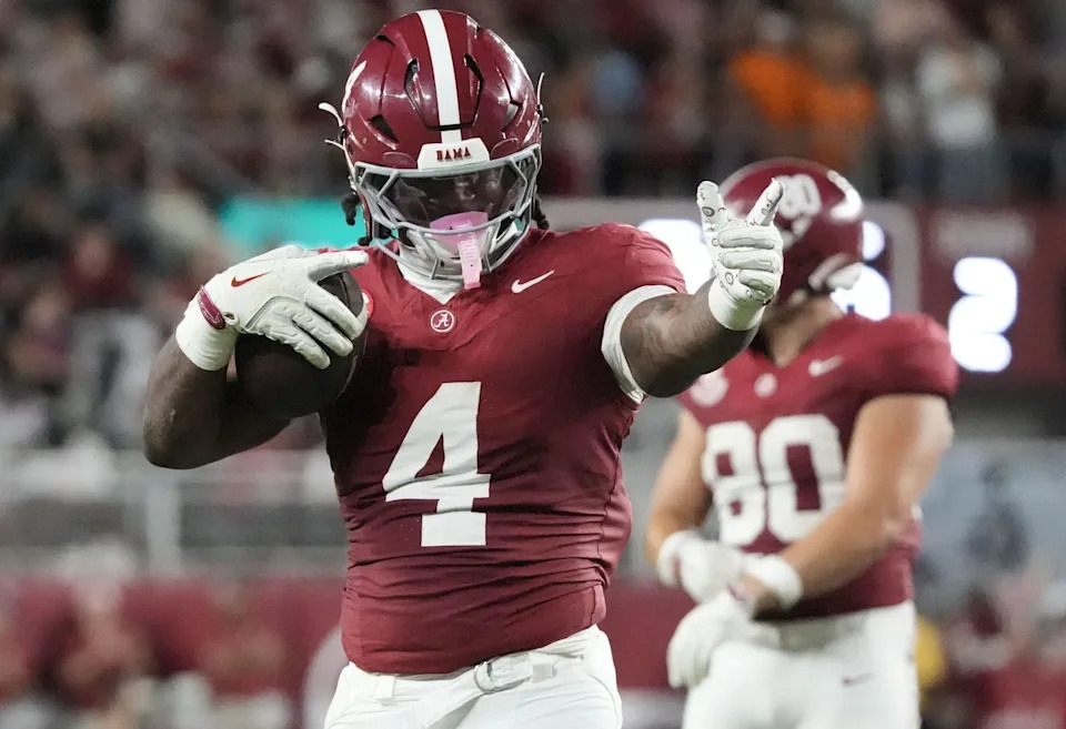 18 أكتوبر 2025؛ توسكالوسا، ألاباما، الولايات المتحدة الأمريكية؛ ألاباما كريمسون تايد يركض للخلف دانييل هيل (4) يحتفل باللعب في الشوط الثاني ضد متطوعي تينيسي في سابان فيلد في ملعب براينت ديني. الائتمان الإلزامي: Gary Cosby-USA TODAY Network عبر Imagn Images