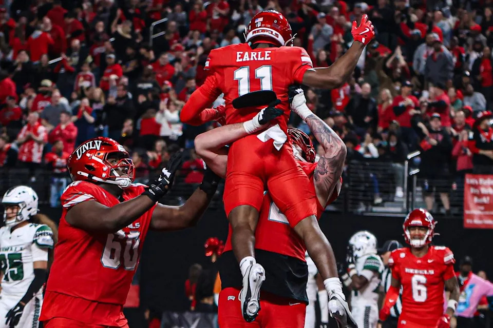 UNLV Rebels WR JoJo Earle (11) يحتفل مع زملائه في الفريق بعد تسجيله هدفًا أمام فريق Hawai'i Rainbow Warriors يوم الجمعة 21 نوفمبر 2025، في لاس فيغاس، نيفادا. 