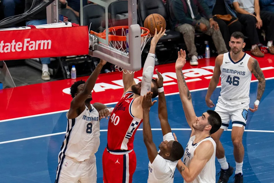 حصل مركز لوس أنجلوس كليبرز إيفيكا زوباك (40 عامًا) على ثلاثة مدافعين خلال مباراة كرة السلة في الدوري الاميركي للمحترفين ضد ممفيس غريزليس، الجمعة 28 نوفمبر 2025 في لوس أنجلوس، كاليفورنيا.