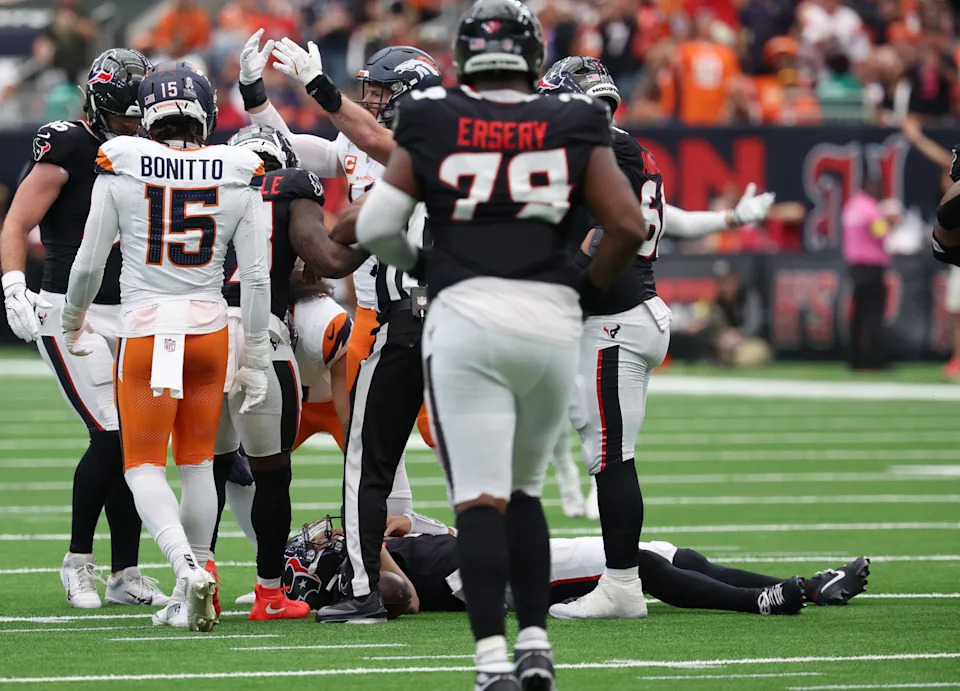 2 نوفمبر 2025؛ هيوستن، تكساس، الولايات المتحدة الأمريكية؛ أصيب لاعب الوسط في هيوستن تكساس سي جيه ستراود (7) خلال الشوط الأول ضد دنفر برونكو في ملعب إن آر جي. الائتمان الإلزامي: صور توماس شيا إيماجن