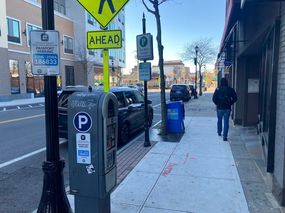 آلة وقوف السيارات في الشارع الرئيسي في بورت تشيستر، 28 نوفمبر 2025