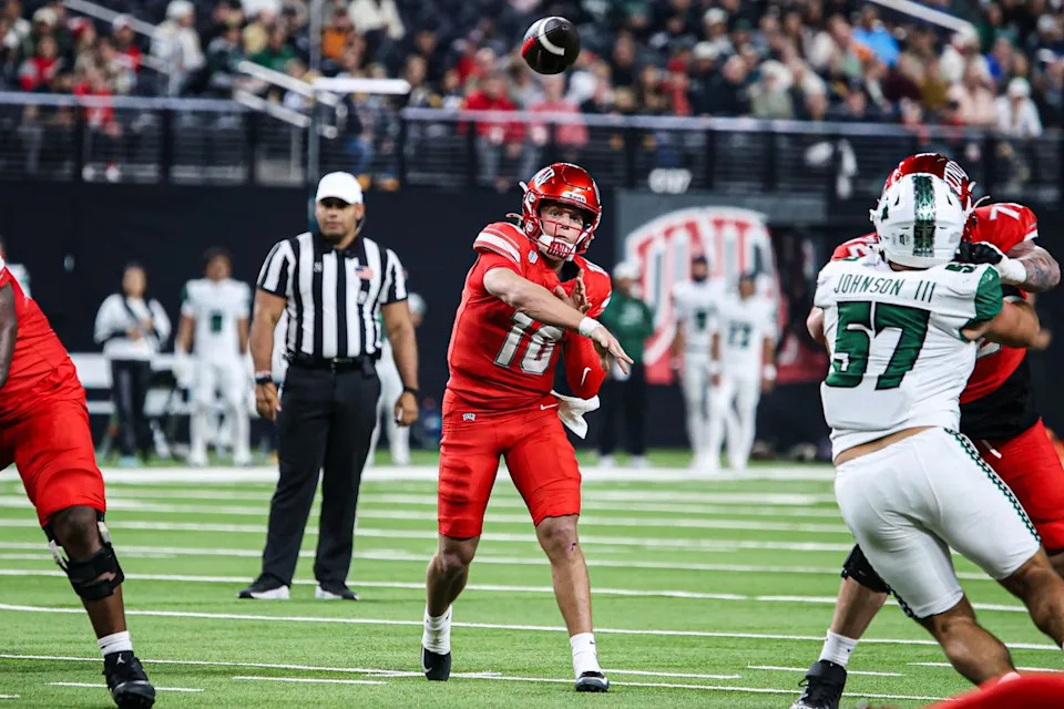 UNLV Rebels QB أنتوني كولاندريا (10) يمرر الكرة إلى الملعب خلال مباراة كرة قدم جامعية ضد فريق Hawai'i Rainbow Warriors يوم الجمعة 21 نوفمبر 2025، في لاس فيغاس، نيفادا. 