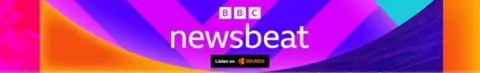 شعار تذييل لبي بي سي نيوزبيت. تحتوي على شعار بي بي سي وكلمة Newsbeat باللون الأبيض على خلفية ملونة من الأشكال البنفسجي والأرجواني والبرتقالي. في الأسفل قراءة مربعة سوداء "الاستماع على الأصوات" مرئيا.