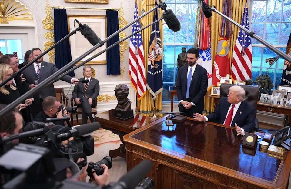 يتجمع الأشخاص مع الكاميرات والميكروفونات في مكتب رسمي لحضور حدث صحفي في مكتب كبير