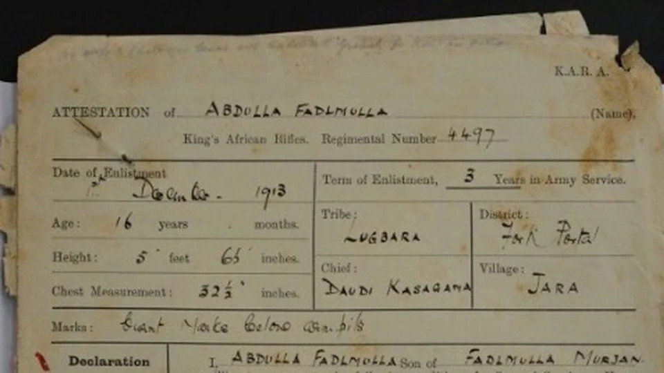 صورة لوثيقة قديمة بنية اللون. ويحتوي على تفاصيل عن الجندي الأوغندي عبد الله فضل الله.
