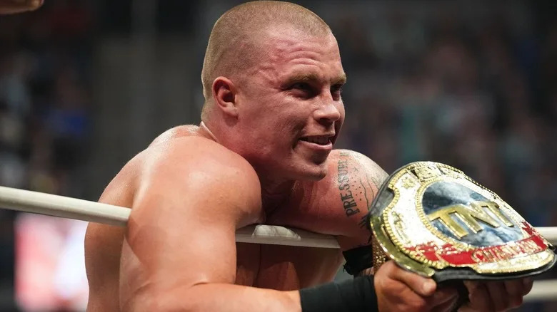 كايل فليتشر يحمل بطولة AEW TNT