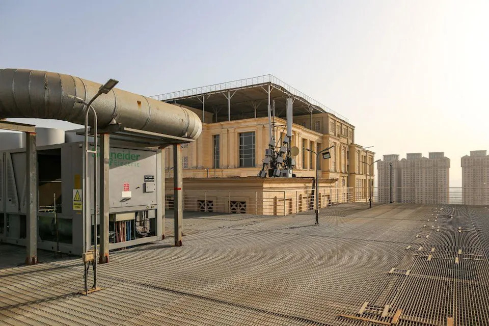 مبنى مركز بيانات Yotta Data Services في نافي مومباي في الصورة من الخارج.