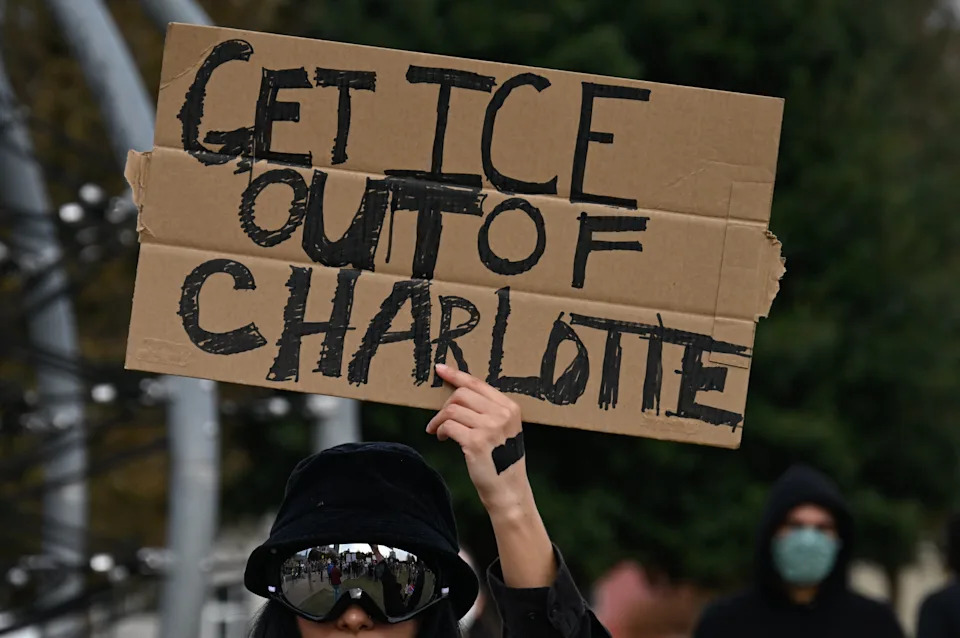 يتجمع المتظاهرون في فيرست وارد بارك لحضور مسيرة 