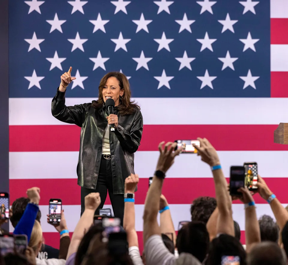 نائب الرئيس السابق كامالا هاريس يتحدث في أ "نعم على الدعامة 50" حدث تطوعي