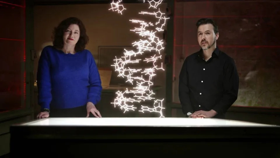 يظهر كل من عالم الوراثة توري كينج (يسار) والمؤرخ أليكس كاي في الفيلم الوثائقي الجديد عن هتلر. - أفلام بلينك