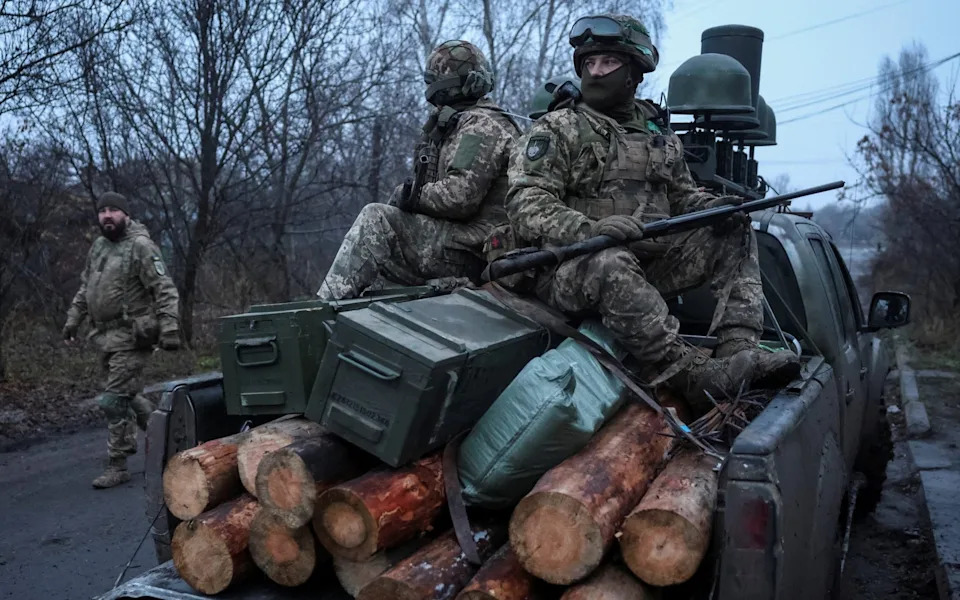 القوات المسلحة الأوكرانية تحمي بلدة كوستيانتينيفكا الواقعة على خط المواجهة في دونيتسك