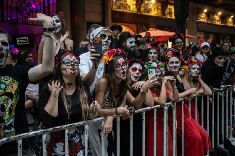 أشخاص يرتدون الأزياء المكسيكية التقليدية يشاركون في موكب يوم الموتى. فيليكس ماركيز/ وكالة الأنباء الألمانية