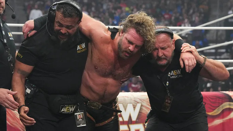 "الجلاد" يتم مساعدة آدم بيج في الخلف من قبل اثنين من مسؤولي AEW بعد الخسارة التي تعرض لها بعد المباراة على يد ساموا جو في WrestleDream.