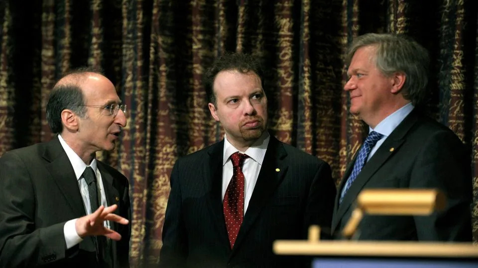 الحائزون على جائزة نوبل في الفيزياء لعام 2011 (من اليسار) شاول بيرلماتر وآدم ريس وبريان شميدت يتحدثون خلال مؤتمر صحفي في الأكاديمية الملكية السويدية للعلوم في ستوكهولم في ديسمبر 2011. - جانيريك هنريكسون / رويترز