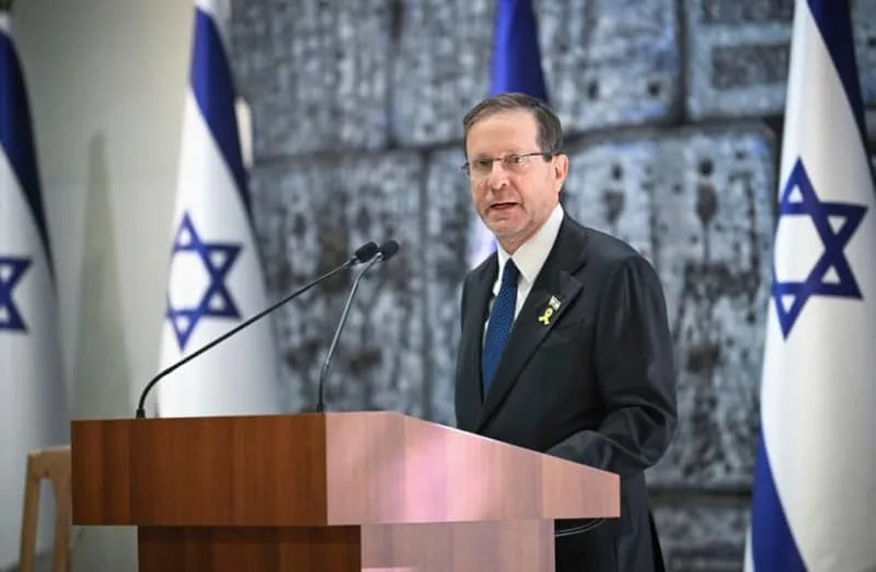 الرئيس الإسرائيلي إسحق هرتسوغ في حفل تذكاري لإحياء الذكرى الثلاثين لاغتيال رئيس الوزراء الإسرائيلي السابق إسحاق رابين، في مقر إقامة الرئيس في القدس، 3 نوفمبر، 2025. (ARIE LIEB ABRAMS/FLASH90)