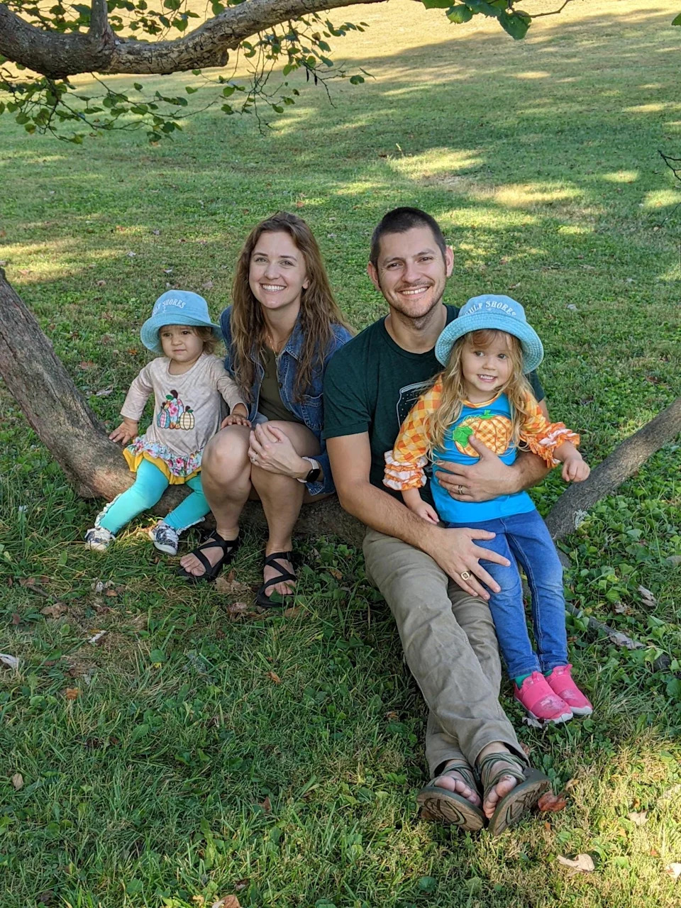 تم التقاط جرانت وميراندا فيليبس مع ابنتيهما أوديسا ونارا في صورة عائلية.