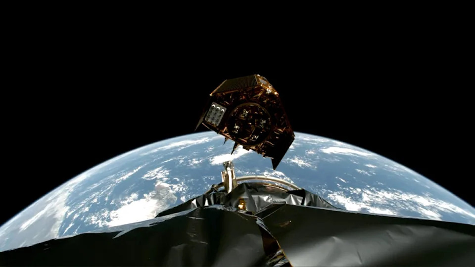 التقطت كاميرا مثبتة على المرحلة الثانية من Falcon 9 منظرًا رائعًا للقمر الصناعي Sentinel-6B الذي تم إطلاقه ليطير بمفرده بينما أبحرت المركبتان على ارتفاع أكثر من 800 ميل فوق مدغشقر. / الائتمان: سبيس اكس