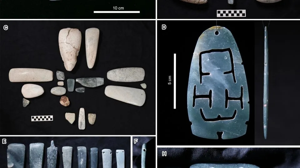 تم اكتشاف العديد من قطع اليشم، بما في ذلك الفؤوس، في الموقع. - مشروع أوسوماسينتا الأثري الأوسط