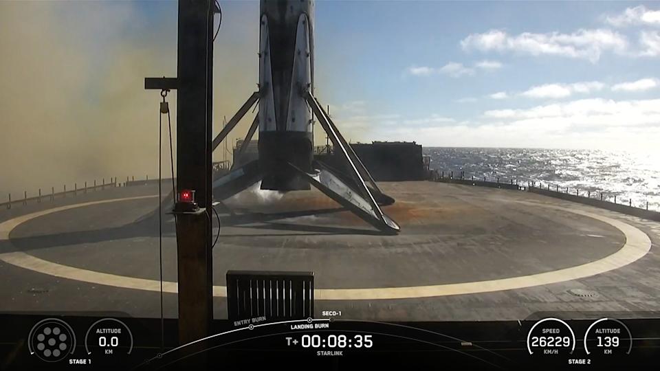 صاروخ أبيض وأسود يقع على سطح سفينة في البحر في يوم مشمس