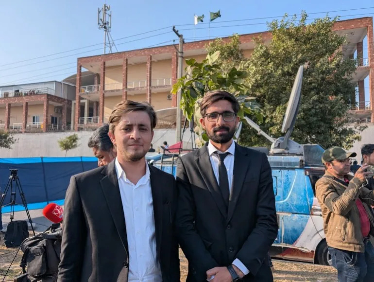 محامون خارج المجمع القضائي بالمنطقة. 