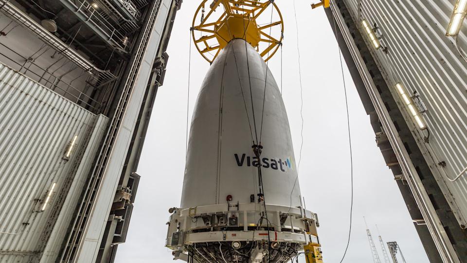 يتم رفع هدية الحمولة المخروطية البيضاء بواسطة رافعة داخل الحظيرة