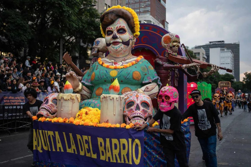 أشخاص يرتدون الأزياء المكسيكية التقليدية يشاركون في موكب يوم الموتى. فيليكس ماركيز/ وكالة الأنباء الألمانية