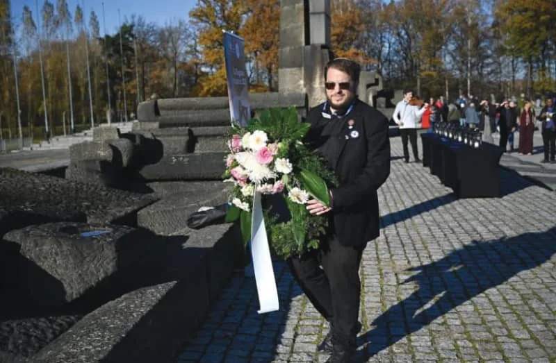 جوش أرونسون في أوشفيتز (الائتمان: جوش أرونسون)