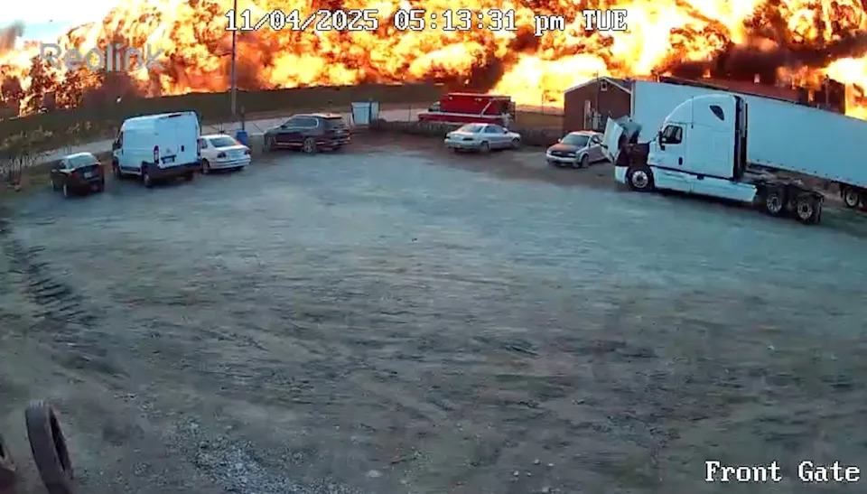 كنتاكي لقطع غيار الشاحنات والخدمات عبر رويترز – الصورة: الدخان وألسنة اللهب تتصاعد مع تحطم طائرة شحن تابعة لشركة UPS في لويزفيل ، كنتاكي ، 4 نوفمبر 2025.