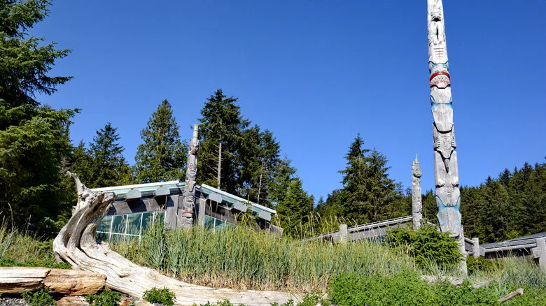 أعمدة هيدا التقليدية أمام الكبائن