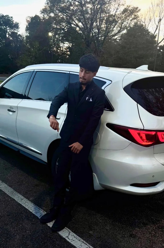 فرناندو فاسكيز متكئًا على السيارة.