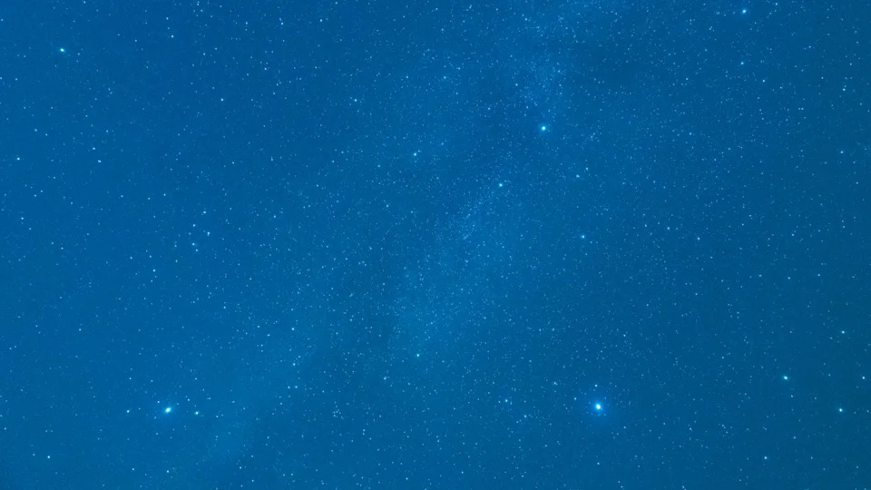 ثلاثة نجوم ساطعة تشكل شكل مثلث في سماء الليل الزرقاء الملكية