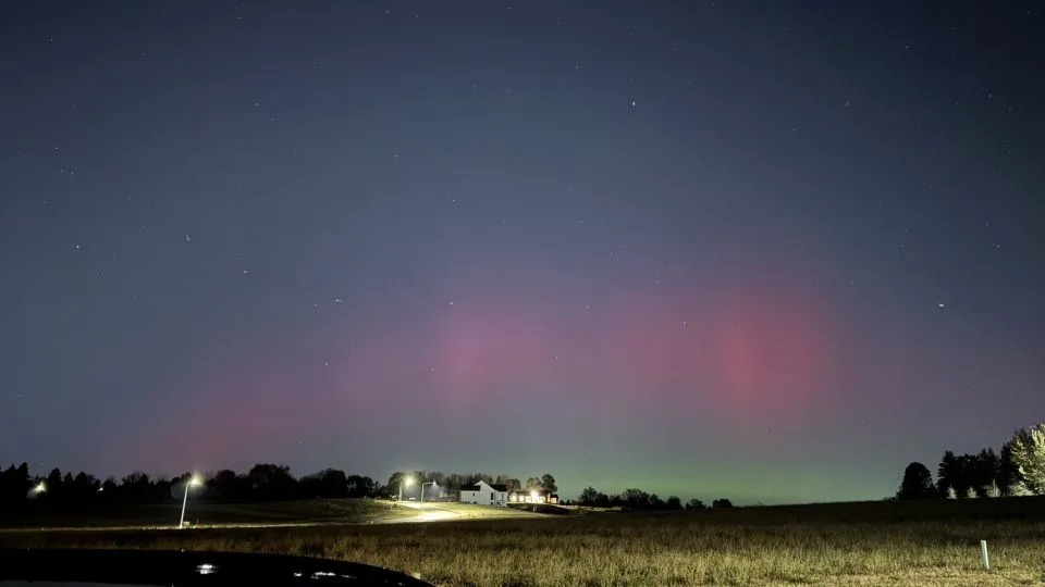 تظهر الصورة الشفق القطبي في سماء سيوكس فولز، داكوتا الجنوبية، ليلة الثلاثاء. - ماثيو دوكس