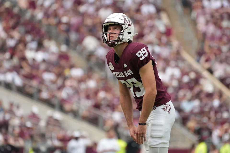 لاعب فريق تكساس إيه آند إم آجيس جاريد زيركل (99) يستعد لركل كرة القدم