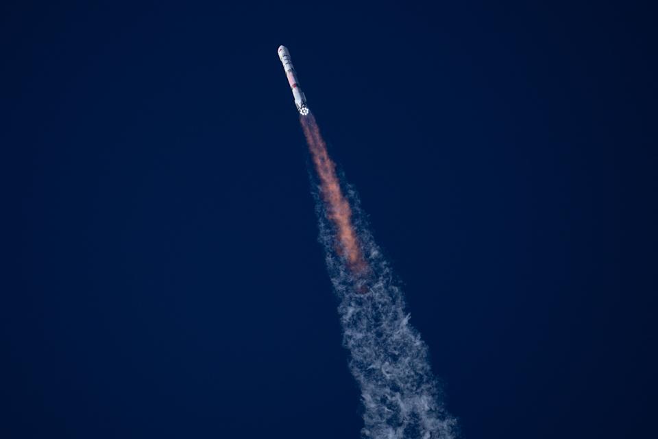 صاروخ أبيض يرتفع في سماء زرقاء صافية