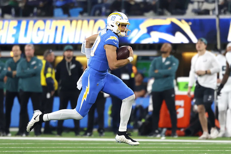 جاستن هربرت من فريق Los Angeles Chargers يركض بالكرة خلال الربع الثالث.