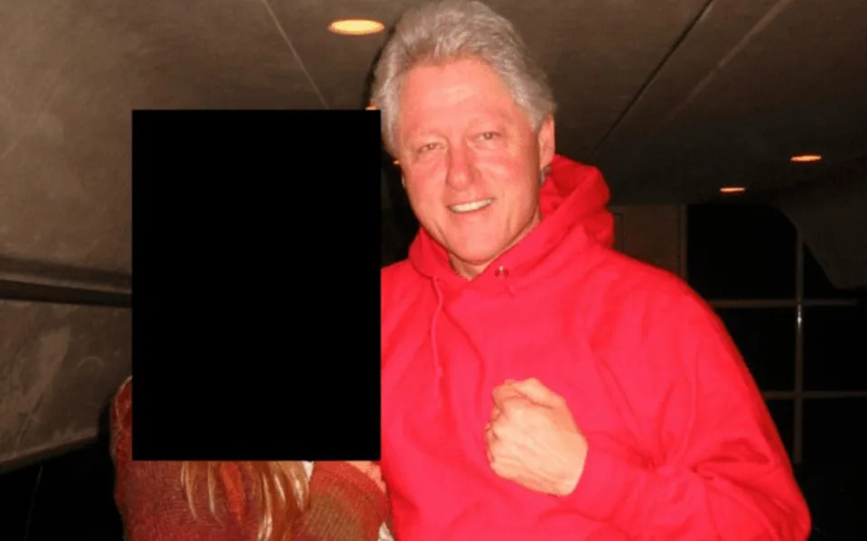 بيل كلينتون يرتدي سترة حمراء ويضع ذراعه حول امرأة