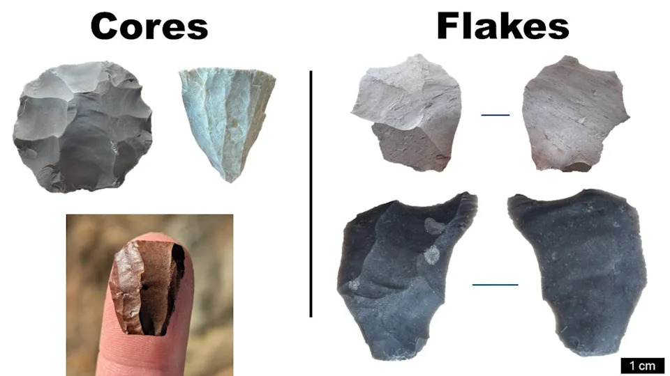 مجموعة متنوعة من الحجارة التي تم إزالة قطعها بالقوة أو التي تم إزالة القطع منها