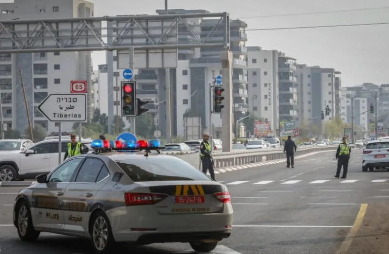 قوات الأمن الإسرائيلية في مكان إطلاق النار على منفذ هجوم فلسطيني بعد تنفيذه هجوم في عدة مواقع بالقرب من مدينة العفولة، 26 ديسمبر، 2025. (ANAT HERMONY/FLASH90)