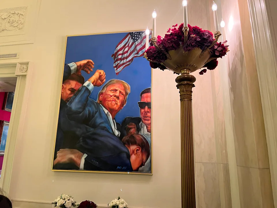 لوحة للرئيس دونالد ترامب في قاعة الصليب.