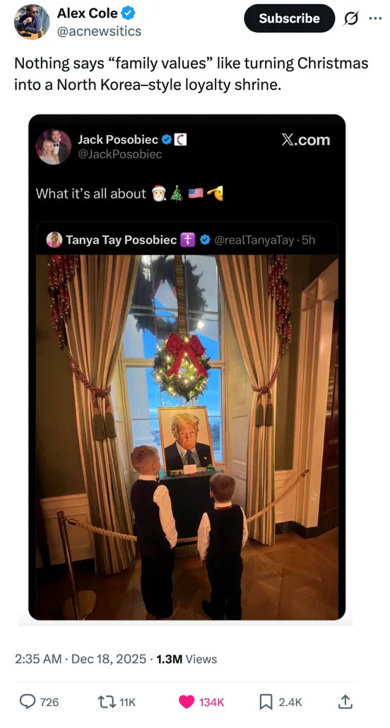 تغريدة ألكس كول تعلق على منشور جاك بوسوبيك الذي يظهر طفلين ينظران إلى صورة ترامب مع زينة عيد الميلاد