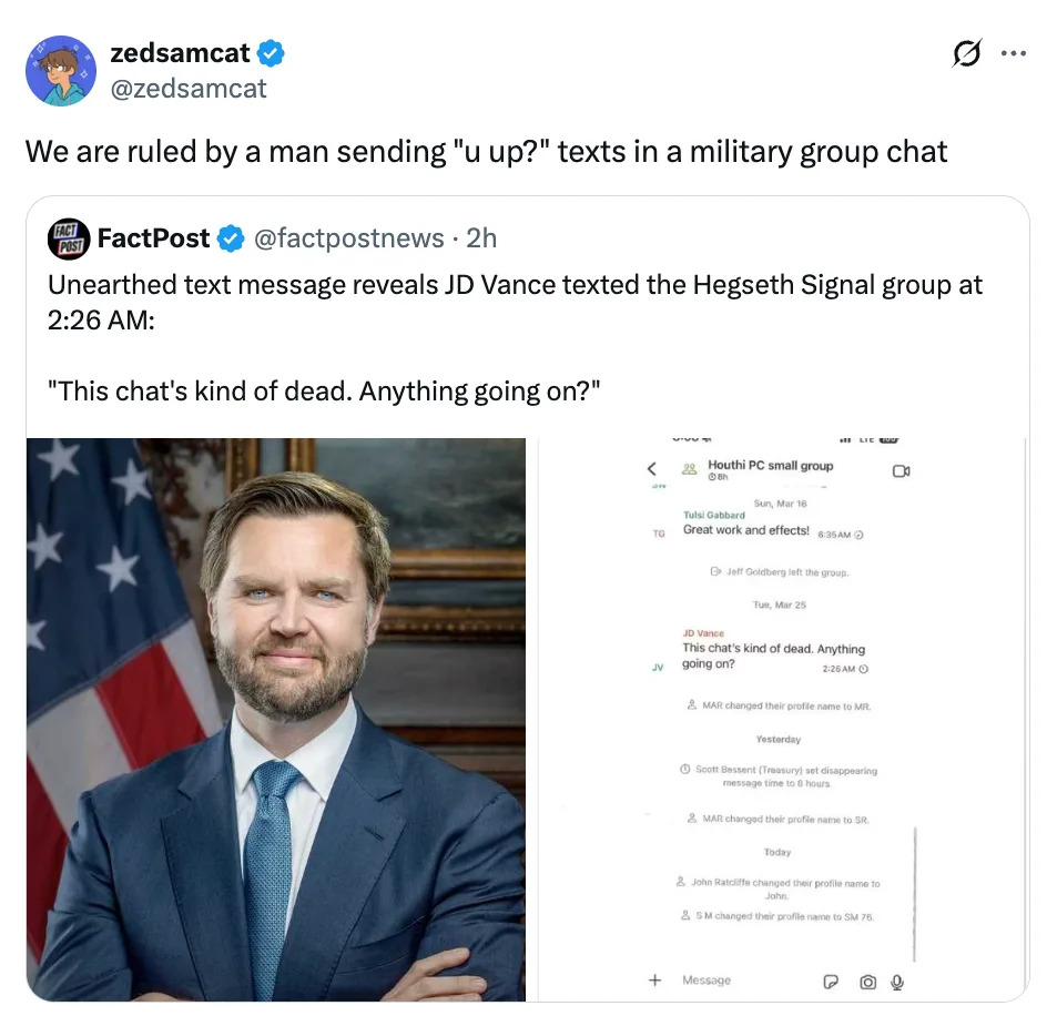 لقطة شاشة لتغريدة تُظهر رجلاً يرسل رسالة نصية إلى محادثة جماعية عسكرية في الساعة 2:26 صباحًا ويسأل: "هذه الدردشة ميتة نوعًا ما. أي شيء يحدث؟"